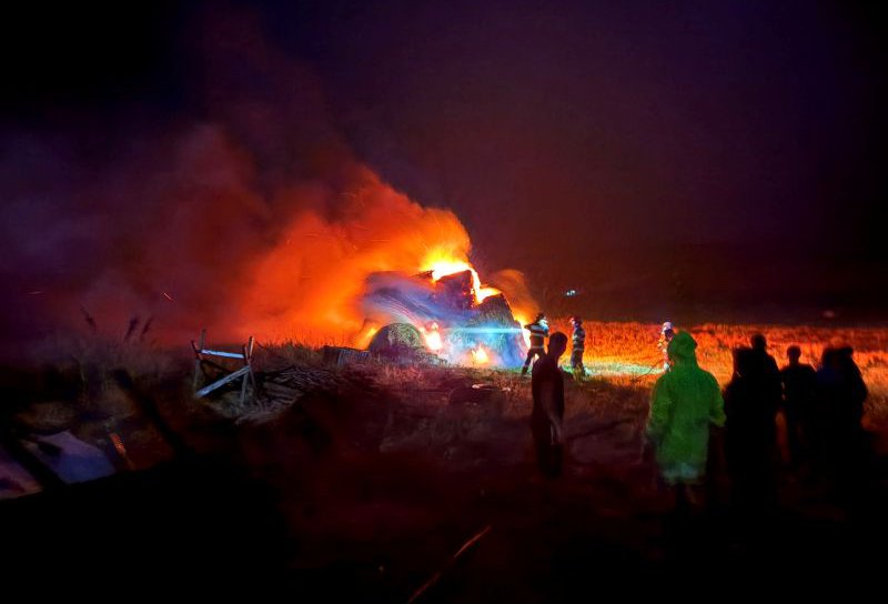 Incendiu violent la un depozit de furaje după ce a fost lovit de trăsnet