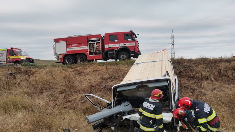 Accident cu camion încărcat cu lemne între Răchiți și Stăuceni. Un tânăr a ajuns la spital