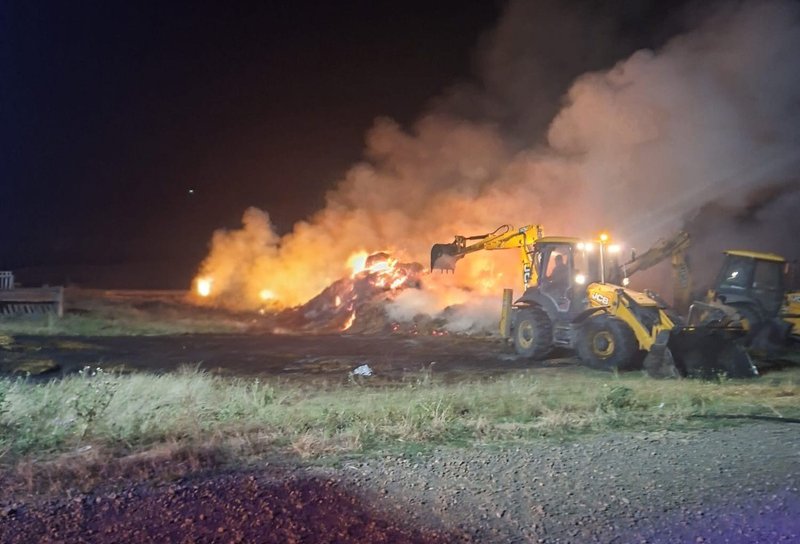 Incendiu violent la Borzești: peste 200 de baloți de furaje au ars