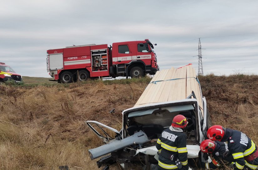 Incendiu violent la Borzești: peste 200 de baloți de furaje au ars