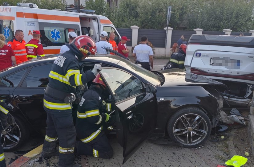 Accident la Botoșani! Șapte persoane au ajuns la spital în urma impactului dintre două mașini