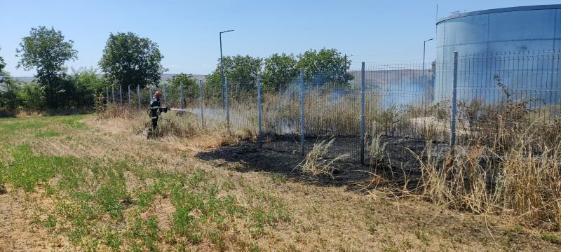 Pompierii au intervenit pentru localizarea și lichidarea a două incendii de vegetație uscată
