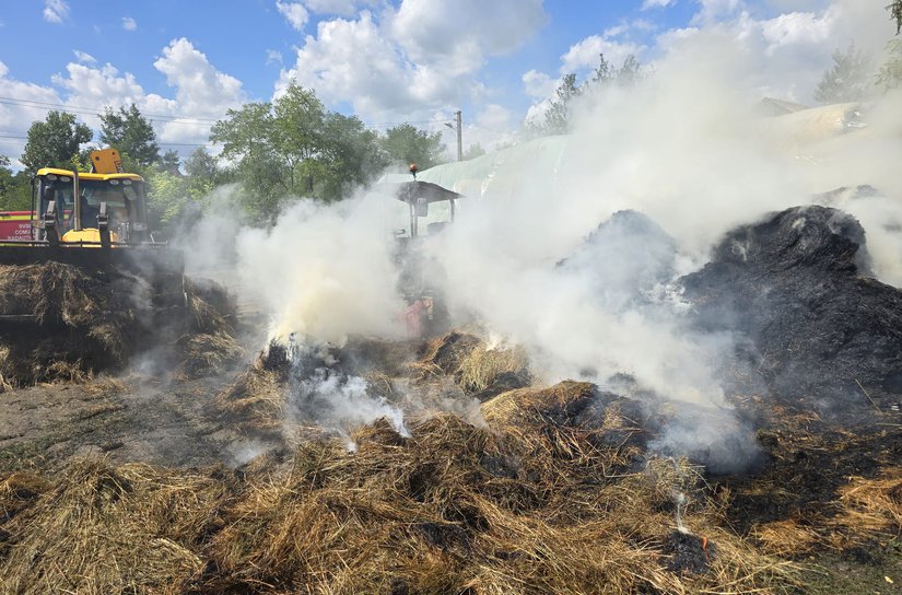 Incendiu la un depozit de furaje din Rediu. Flăcările au amenințat două gospodării