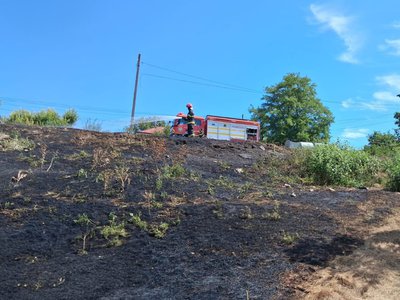 Trei incendii de vegetație uscată, …
