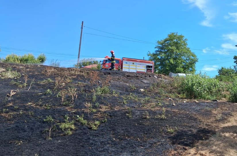 Trei incendii de vegetație uscată, la un pas să se extindă la locuințe, în județul Botoșani