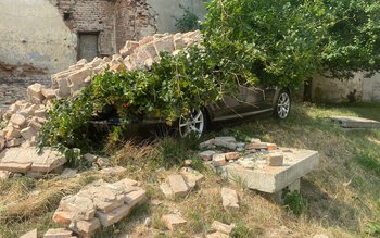 Perete prăbușit peste o mașină …