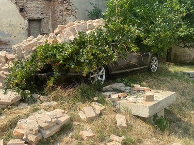 Perete prăbușit peste o mașină …