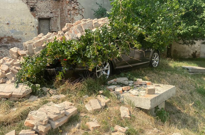 Perete prăbușit peste o mașină pe o stradă din Botoșani. Clădirea prezintă risc de prăbușire