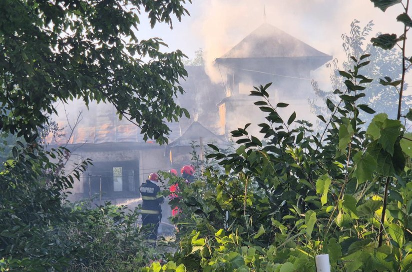 Casă din Dorohoi distrusă în urma unui incendiu izbucnit din cauza unui scurtcircuit