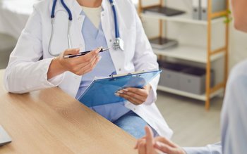 Medic stomatolog reținut pentru obținerea …