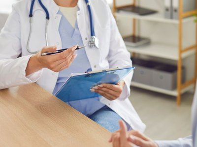 Medic stomatolog reținut pentru obținerea …