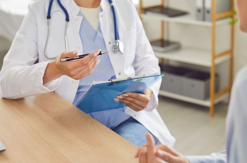 Medic stomatolog reținut pentru obținerea ilegală de fonduri