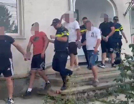 Cinci tineri din Rădăuți-Prut reținuți pentru comiterea mai multor fapte cu violență