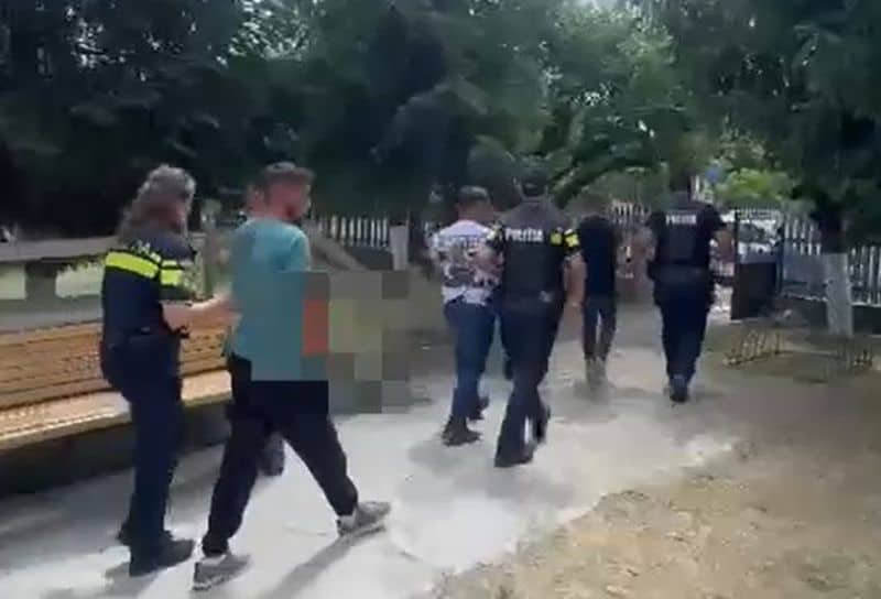 Trei tineri reținuți după ce s-au bătut ca chiorii pe terasa unui local din Ungureni