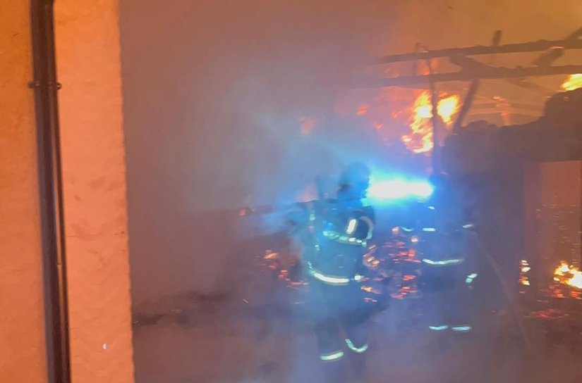 Două case, o bucătărie de vară și un depozit de furaje au fost distruse de flăcări la Cândești
