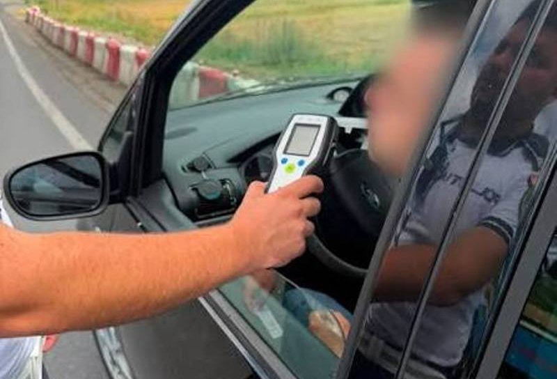 Șofer reținut 24 de ore pentru conducere sub influența alcoolului, fără permis și furt în scop de folosință