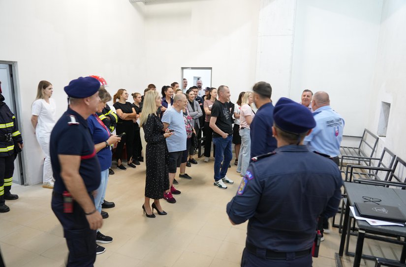 Exercițiu de adăpostire și pregătire în domeniul protecției civile, la un centru comercial din municipiul Botoșani