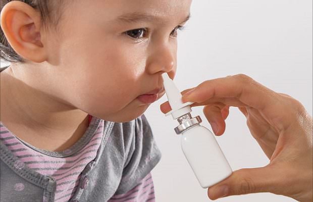Primele răceli au apărut în școli, iar mulți elevi au ajuns în spital. Când trebuie făcut vaccinul antigripal