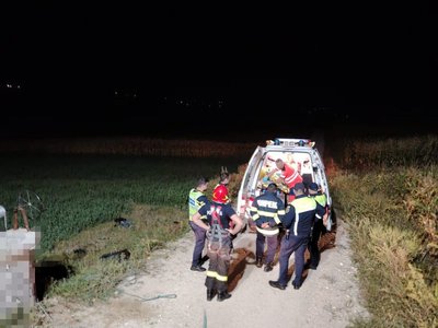 Bărbat salvat de pompieri dintr-o …