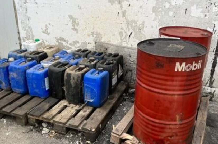 Polițiștii au indisponibilizat peste 500 litri ulei de motor uzat la Dorohoi