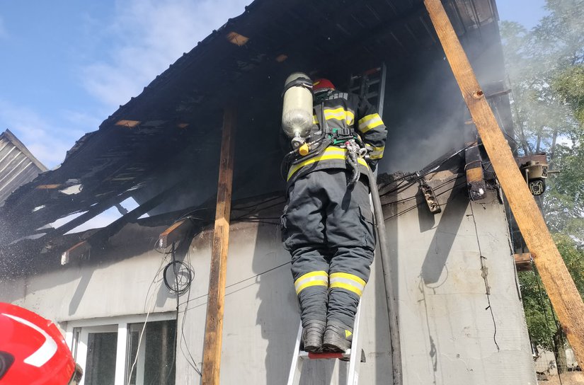 Incendiu produs într-o locuință din comuna Albești. Alarma a fost dată de o vecină