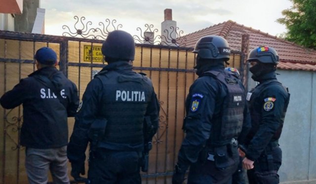 Arme deținute ilegal identificate de polițiști în urma unor percheziții la locuința unui bărbat din Corlăteni