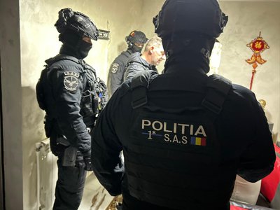 Șase percheziții ale polițiștilor într-un …
