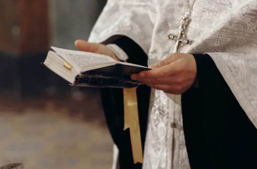 Fals preot din Cristinești, care ținea slujbe acasă, cercetat pentru înșelăciune și exercitarea fără drept a unei profesii