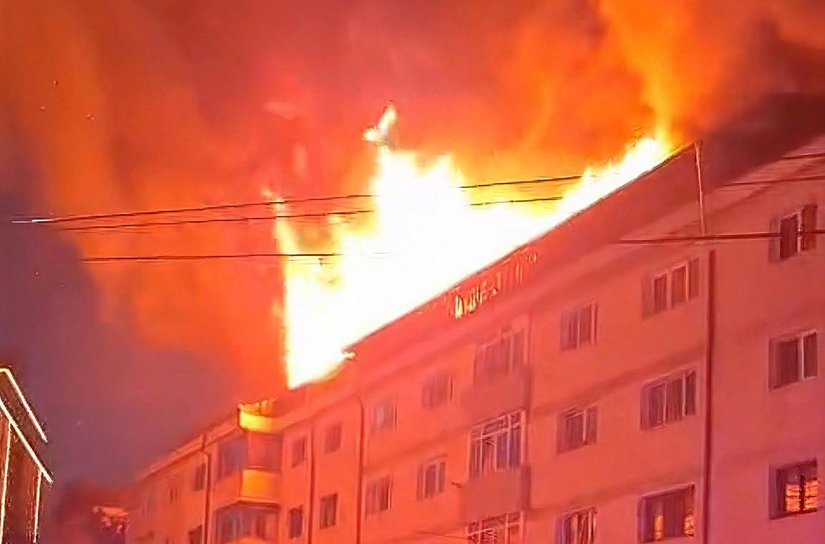 Incendiu violent la un bloc din Suceava. Pompieri din Dorohoi, Botoșani și Rădăuți chemați în sprijin