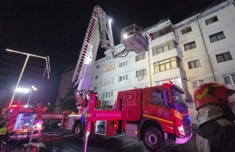 A fost stabilită cauza probabilă incendiului care a cuprins blocul din Suceava. Zeci de pompieri din 12 localități au intervenit pentru stingere