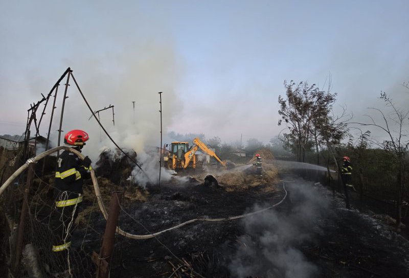 Depozit de furaje din Crasnaleuca cuprins de flăcări