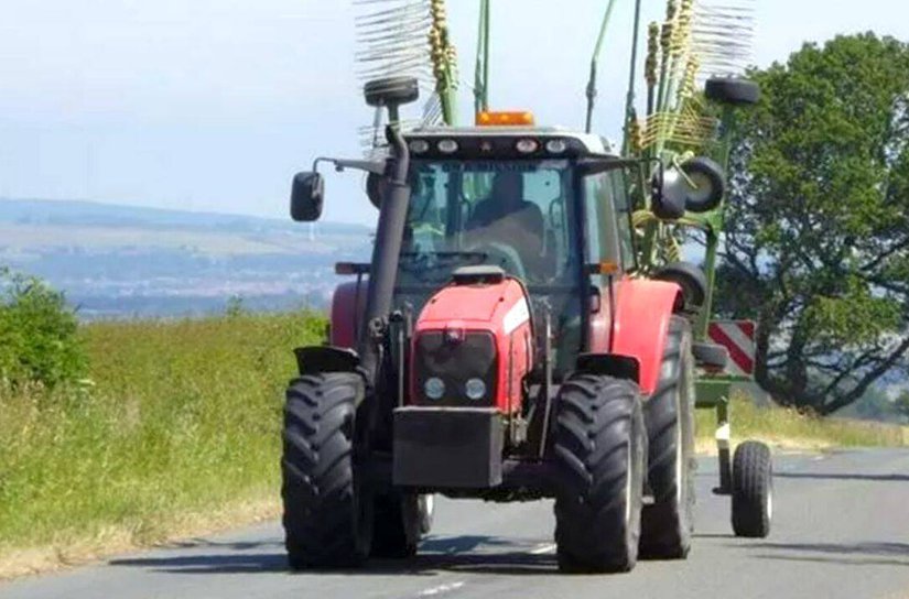 Dosar penal pentru conducerea unui tractor fără a deține permis de conducere
