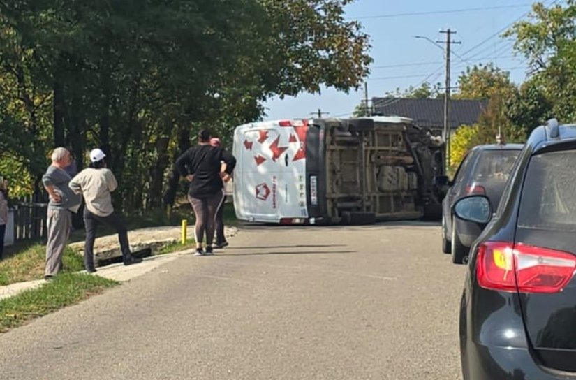 Șoferul unei firme de curierat s-a răsturnat cu duba pe raza localității Șendriceni