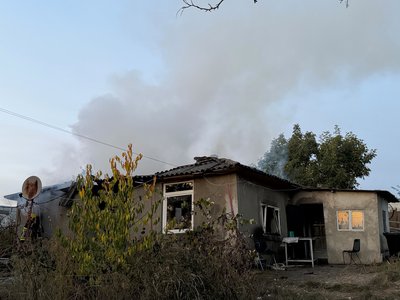 Casă cuprinsă de flăcări la …