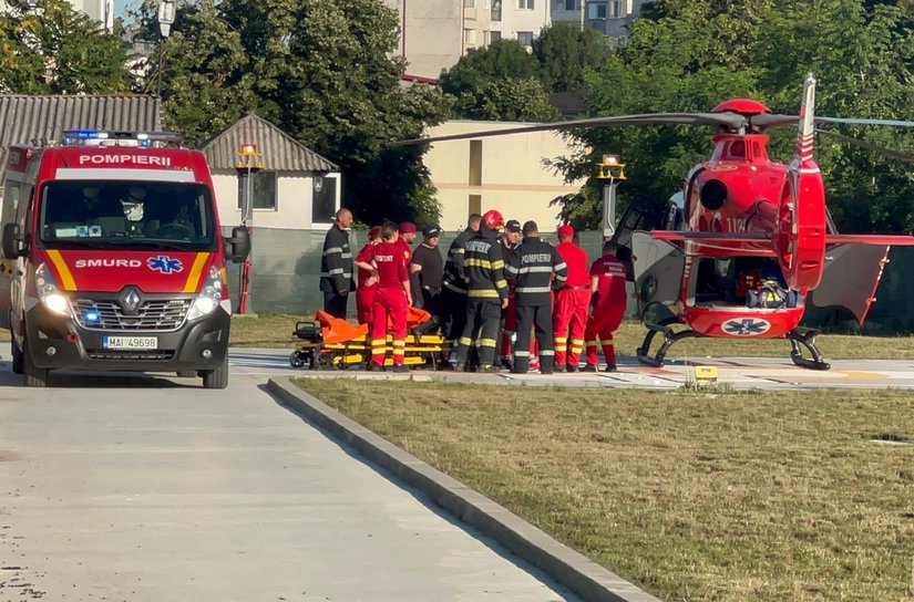 Copil de 3 ani din Botoşani, lovit de o maşină în curtea casei. A intervenit elicopterul SMURD