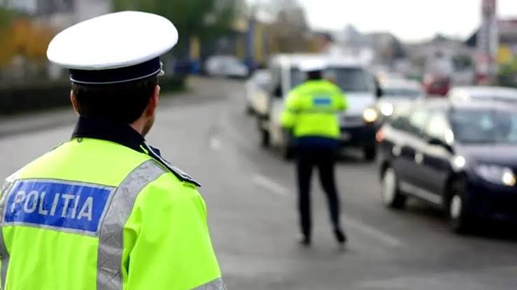 Autoturism confiscat pentru că transporta bunuri de contrabandă