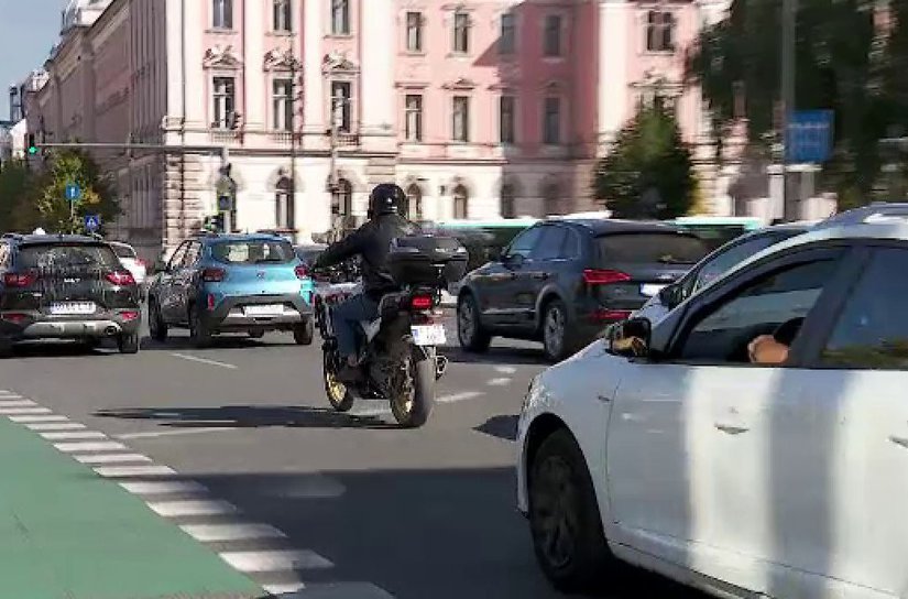 Nouă regulă pentru șoferi și motocicliști. Ce se schimbă la semafor după modificarea Codului Rutier