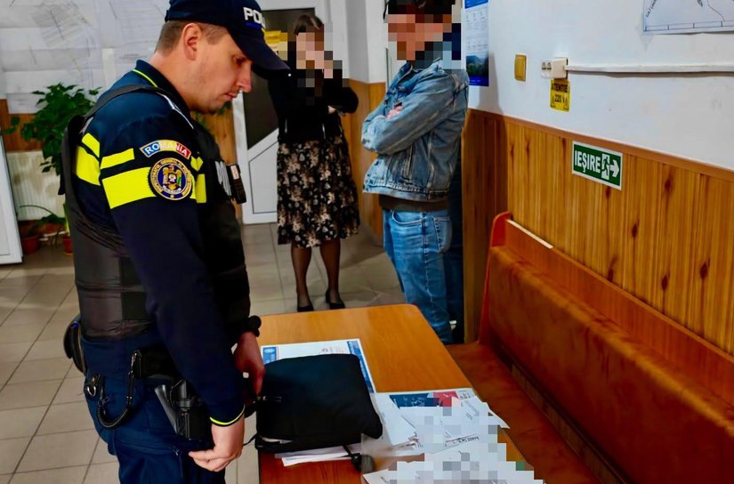 Percheziții într-un dosar penal privind infracțiunile de fals material în înscrisuri și uz de fals la o unitate administrativ teritorială din județ