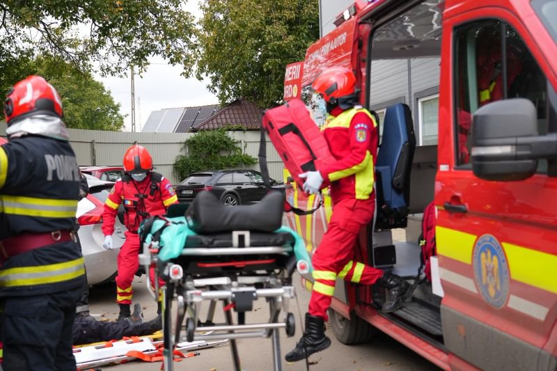 EXERCIȚIU: Misiuni de salvare contracronometru în caz de explozie, incendiu, accidente și avarii la o fabrică de mobilă din orașul Darabani