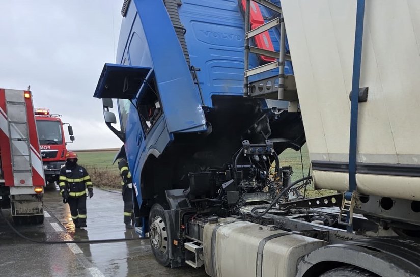 Un camion încărcat cu cereale a foc în timp ce se deplasa pe un drum din județ
