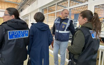 26 de străini în situații …