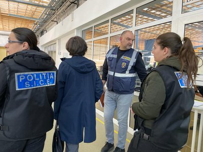 26 de străini în situații …