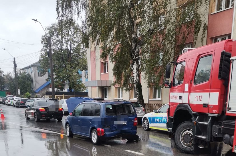 Accident rutier în Botoșani: trei vehicule implicate și o persoană transportată la spital
