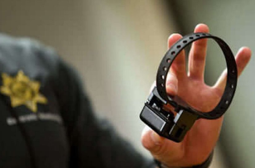 Scandalagiu evacuat din casă și obligat să poarte brățară electronică după ce și-a amenințat soția