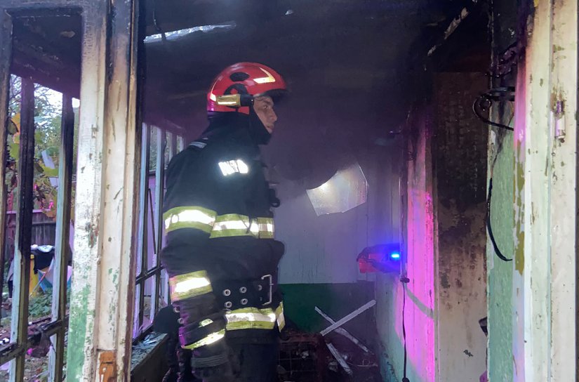 Incendiu într-o gospodărie din Săveni. Un pompier aflat în timpul liber a intervenit până la sosirea colegilor