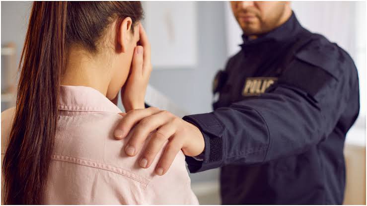 Un bărbat din Pomârla, a fost scos din casă de Poliție, după ce și-a bătut soția. Dosar penal pentru violență în familie