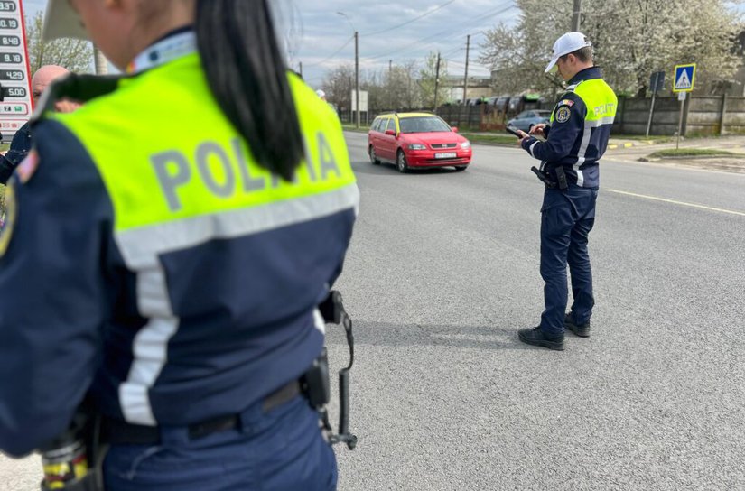Aproximativ 40 de permise de conducere și certificate de înmatriculare reținute de polițiști în week-endul care a trecut