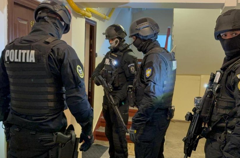 Percheziții domiciliare puse în aplicare de polițiști. Bijuterii în valoare de 1.732.000 lei identificate de polițiști