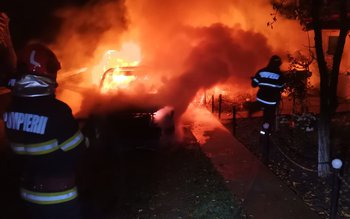 Două mașini parcate într-o gospodărie, …