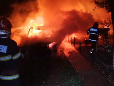 Două mașini parcate într-o gospodărie, …